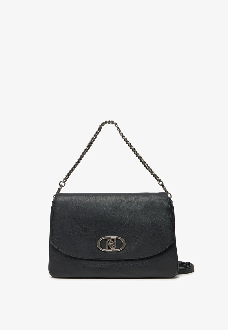 Borsa in pelle nera con una superficie liscia, caratterizzata da una chiusura in metallo argentato, una tracolla a catena e una forma rettangolare.