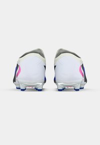 Λευκά ποδοσφαιρικά παπούτσια με μαύρες, ροζ και μπλε λεπτομέρειες. Διαθέτουν ομαλή επάνω επιφάνεια και υφή στη σόλα με μπλε τάπες για πρόσφυση.