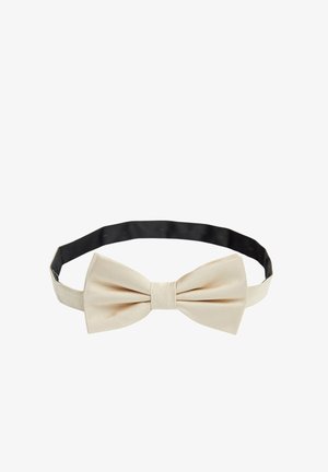 Beige silke butterflybånd med en struktureret overflade og en flad form, fastgjort til et justerbart sort bånd for sikker bæring.