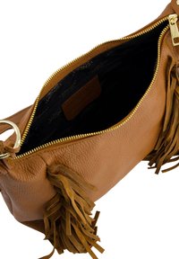 Brun læderhåndtaske med guldriezipper, frynseudsmykninger og et sort stofinteriør mærket "Venezia."