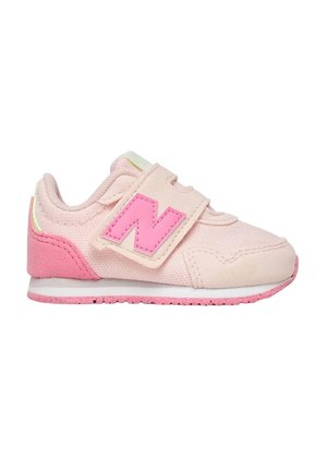 Rosa Kleinkind-Sneaker mit einem weichen Obermaterial aus Stoff, ausgestattet mit einem Klettverschluss und einem leuchtend pinkfarbenen "N"-Logo an der Seite. Flache Gummisohle.