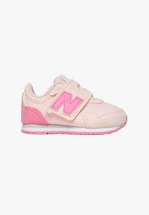 Rosa Kleinkind-Sneaker mit einem weichen Obermaterial aus Stoff, ausgestattet mit einem Klettverschluss und einem leuchtend pinkfarbenen "N"-Logo an der Seite. Flache Gummisohle.