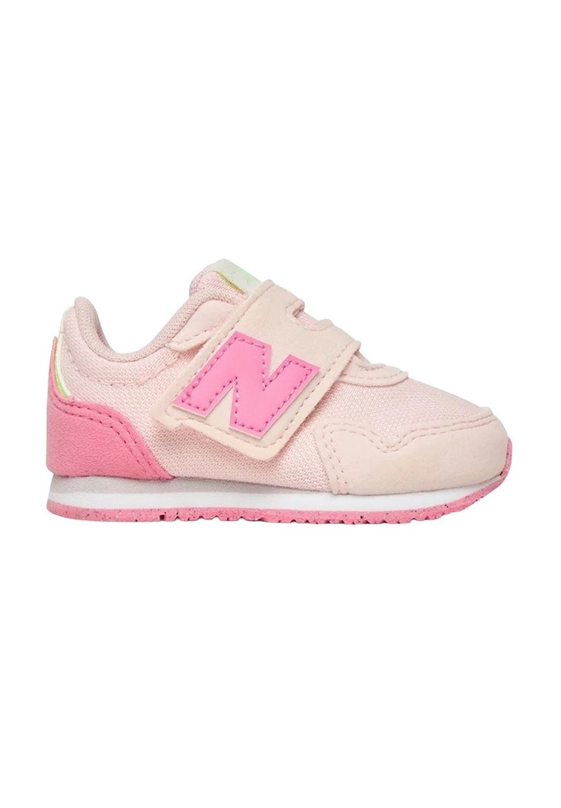 Sneakers rosa per bambini, con parte superiore in tessuto morbido, dotate di una cinturino in velcro e di un logo "N" rosa brillante di lato. Suola in gomma piatta.