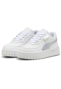 Biele tenisky vyrobené z hladkej kože, s plochými šnúrkami, polstrovaným golierom, okrúhlou špičkou a textúrovanou gumovou podrážkou. Majú reflexný bočný pruh.