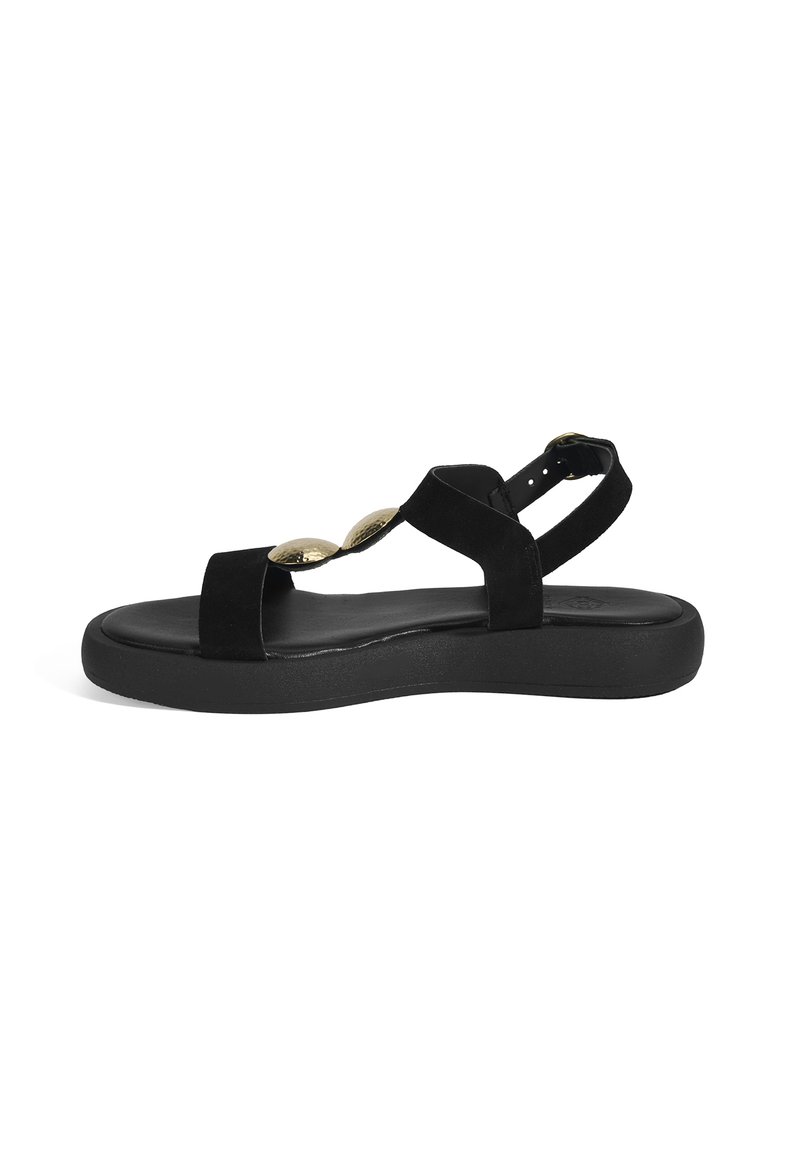 Schwarze Sandale mit Obermaterial aus Wildleder, die zwei Riemendesigns und eine klobige Sohle aufweist. Drei metallische Akzente heben den Fußbettbereich hervor.