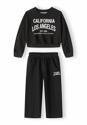 Czarny dwuczęściowy zestaw z długim rękawem, krótka bluza i spodnie z elastyczną talią, z białym napisem "California Los Angeles" na bluzie i spodniach.