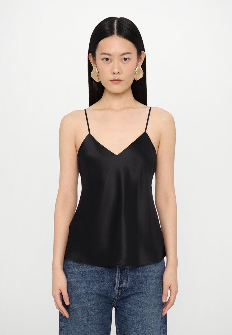 Camisole din satin negru cu bretele subțiri ajustabile și design cu decolteu în V, având o textură netedă și o siluetă fluidă.