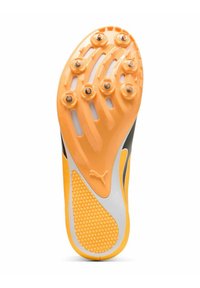Suela de zapatilla deportiva Puma con diseño en naranja y negro, agarre texturizado, seis tacos removibles y un patrón de panal para tracción.