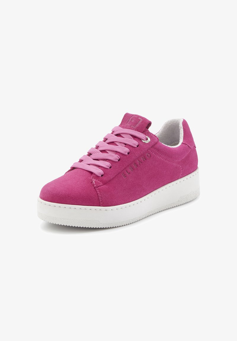 Baskets en daim rose avec lacets assortis, semelle blanche épaisse et nom de la marque embossé sur le côté, montrées légèrement de biais.