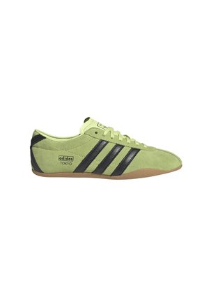 Sneaker Adidas Tokyo in suede verde con strisce nere e suola in gomma, vista dal lato esterno.