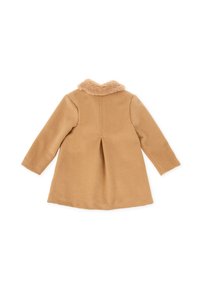 Abrigo color camello para niño con mangas largas y un suave collar de piel, visto desde atrás sobre un fondo blanco.