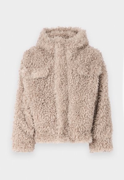 Beige syntetisk pälsjacka med en mjuk, texturerad yta, ståkrage och två framfickor; har dragkedjeslutning och lös passform.