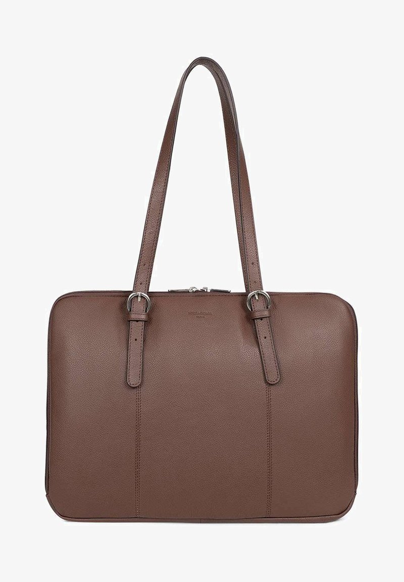 Sac à main en cuir marron avec deux longues poignées, de forme rectangulaire, texture lisse et couture subtile le long des bords. Fermeture supérieure zippée.