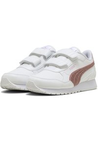 Zapatillas Puma blancas con doble tira de velcro y una franja metálica rosa de Puma en el lateral, mostradas desde un ángulo frontal.