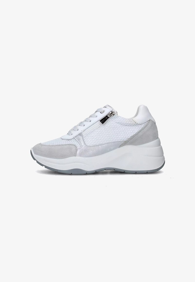 Sneaker bianco e grigio chiaro con tessuto a rete, dettagli in suède e chiusura con zip. Suola imbottita per supporto e comfort.