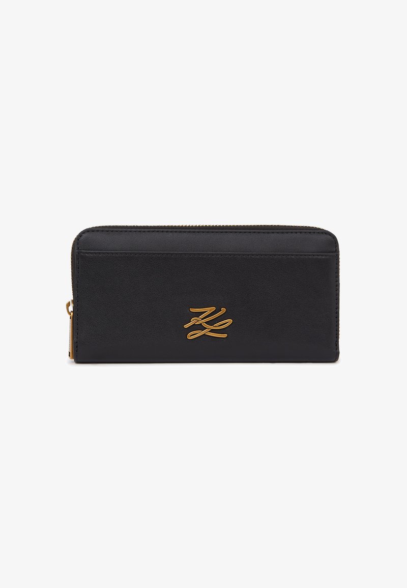 Μαύρο ορθογώνιο πορτοφόλι με φερμουάρ περιμετρικά και χρυσό έμβλημα λογότυπου στο κέντρο της μπροστινής πλευράς.