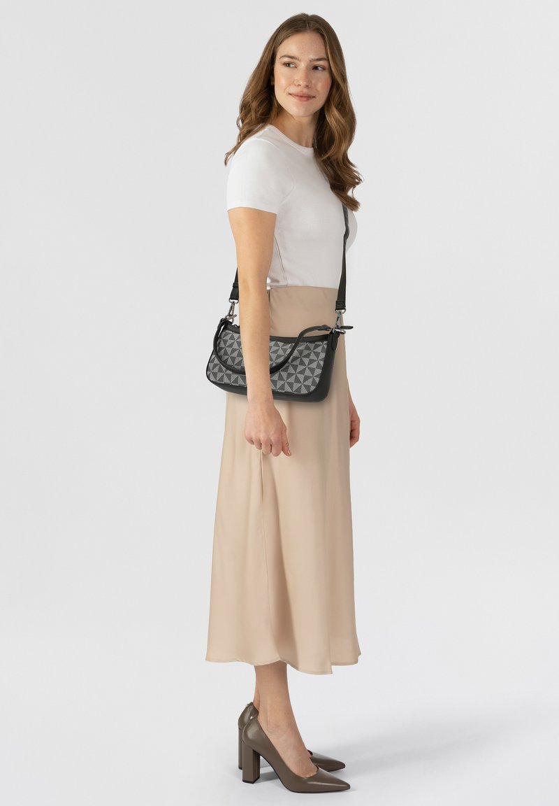 Borsa a tracolla in pelle nera con un motivo geometrico grigio testurizzato, dotata di una patta curva e una strap regolabile.