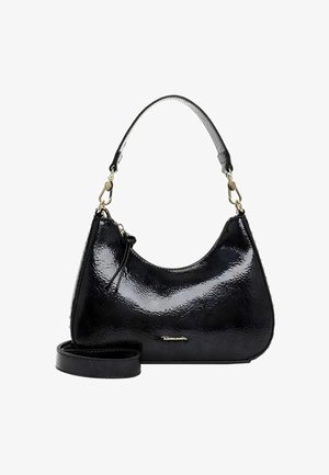 Černá kožená kabelka s lesklým povrchem, zakřiveným tvarem, krátkým uchycením, odnímatelným popruhem a zlatými kovovými doplňky.