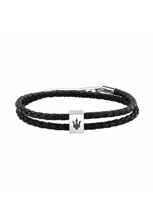 Bracciale in pelle nera doppiamente intrecciata con chiusura in argento e ciondolo rettangolare in argento con simbolo a tridente intagliato.