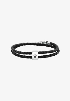 Bracciale in pelle nera doppiamente intrecciata con chiusura in argento e ciondolo rettangolare in argento con simbolo a tridente intagliato.