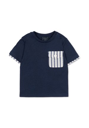 Maglietta per bambino in blu navy con maniche corte, tasca con bottoni a righe sul petto e bordo a righe sui bordi delle maniche.