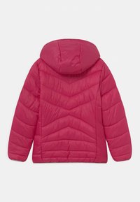 Doudoune rose avec un motif matelassé en chevrons, dotée d'une capuche et d'une fermeture à glissière. Tissu lisse et brillant avec des poignets élastiques.