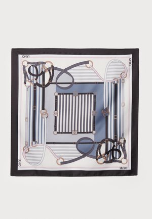 Pañuelo cuadrado con borde negro, patrones a rayas azules y blancas, y correas de cuero marrón entrelazadas con anillas y hebillas doradas.