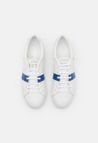 Białe skórzane sneakersy z niebieskimi akcentami, okrągły czubek, sznurowany design i wytłoczone logo. Charakteryzują się gładką fakturą i minimalistycznym stylem.