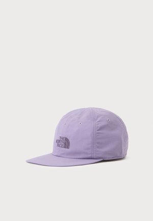 Liliowa czapka sześciopanelowa z płaskim daszkiem i wyhaftowanym logo "The North Face" z przodu po lewej stronie.