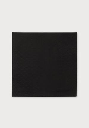 Pièce de tissu rectangulaire noire avec des bords nets et droits sur un fond gris clair.