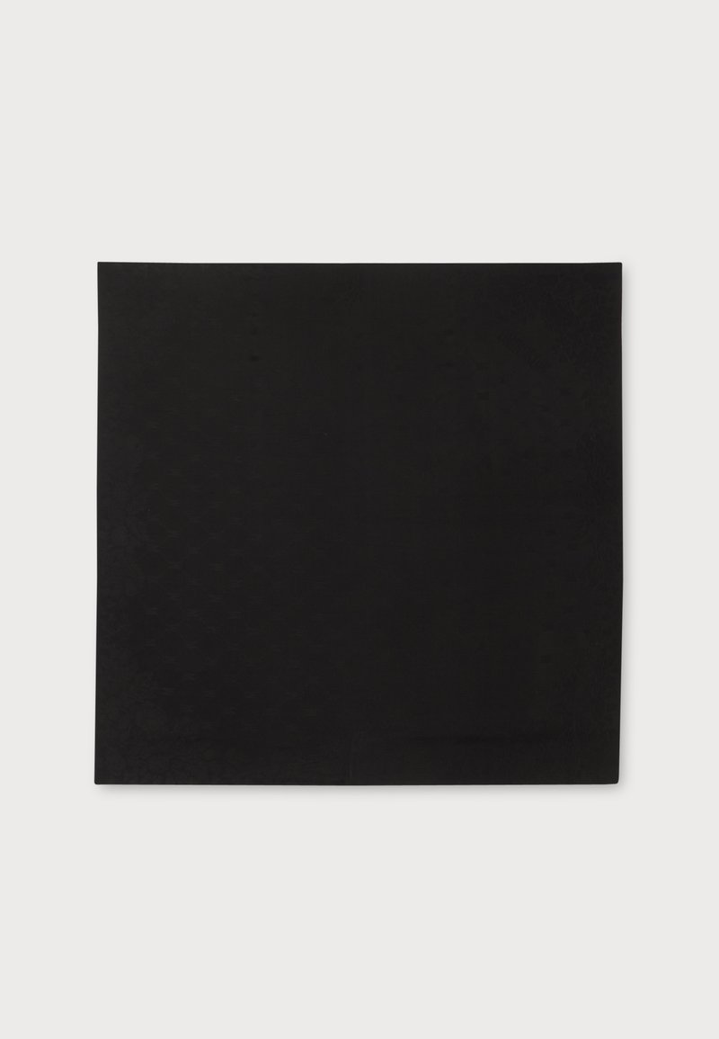 Pièce de tissu rectangulaire noire avec des bords nets et droits sur un fond gris clair.