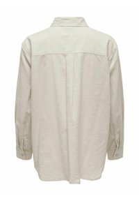 Camisa de manga larga beige clara con cuello, pliegue en la espalda y puños abotonados, hecha de una tela suave con una textura lisa.
