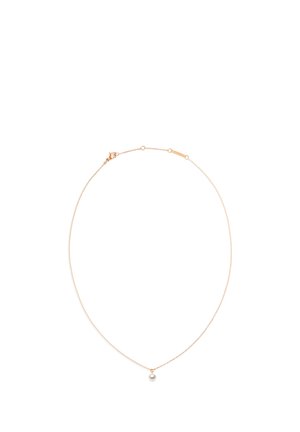 Delikat guldkædehalskæde med en enkelt hvid perlevedhæng centreret på en hvid baggrund.