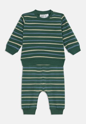 Ensemble vert pour tout-petit avec manches longues et pantalons, présentant des rayures horizontales beiges et bleues ainsi que des poignets côtelés.