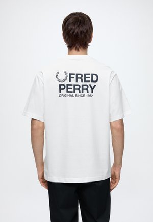 Fred Perry BACK PRINT FRED PERRY TEXT T-SHIRT - T-shirt imprimé - snow white