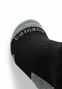 Calzino nero con accenti grigi e logo. Presenta una texture a coste e una punta arrotondata. Il design include una fascia grigia a contrasto nella parte superiore.