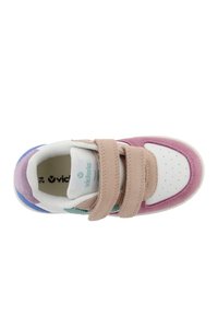 Sneaker con strap in velcro, caratterizzata da una combinazione di suede bianco, rosa e viola, con suola in gomma texture e punta perforata per la traspirabilità.