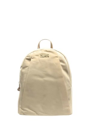 Zaino in nylon beige con parte superiore curva, trama trapuntata e tasca frontale con zip. Presenta una maniglia superiore e un logo in rilievo sottile.