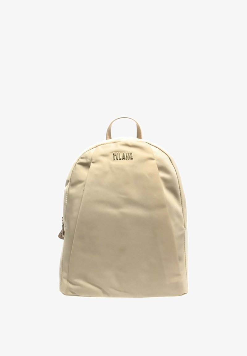 Zaino in nylon beige con parte superiore curva, trama trapuntata e tasca frontale con zip. Presenta una maniglia superiore e un logo in rilievo sottile.
