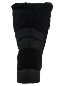 Czarne zimowe buty z futerkiem. Posiadają teksturowaną tkaninę wierzchnią, gładkie panele oraz gumową podeszwę zapewniającą przyczepność.