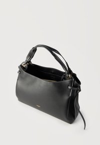 Μαύρη δερμάτινη γυναικεία τσάντα με διπλές λαβές, λευκή ραφή, χρυσό λογότυπο και ανοιχτή κορυφή που δείχνει την εσωτερική τσέπη και λεπτομέρειες με φερμουάρ.