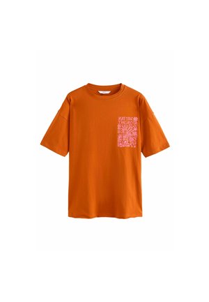Tricou din bumbac portocalie, cu o croială lejeră, având mâneci scurte și un grafic roz pe buzunarul stâng al pieptului, care spune "NATURĂ SUFLETUL".