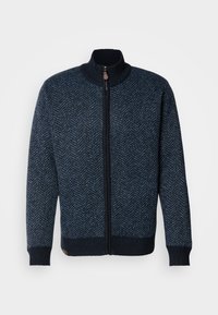 Pulover cu fermoar de culoare bleu marin, cu model herringbone, guler și manșete elasticizate, și margine de contrast de culoare închisă. Include un accent din piele aproape de tiv.