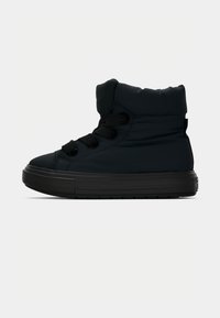Sorte høye sneakers med polstret nylonoverdel, teksturert gummisåle og flate lisser. Har en polstret ankel for støtte.