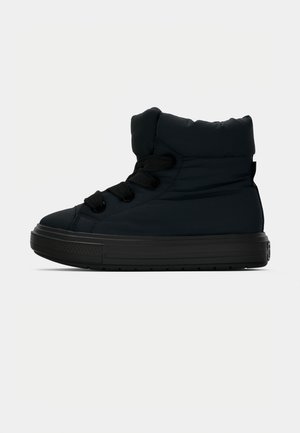Sorte høye sneakers med polstret nylonoverdel, teksturert gummisåle og flate lisser. Har en polstret ankel for støtte.