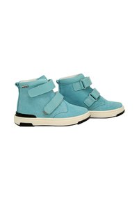 Blaue Wildleder-Stiefeletten mit zwei Klettverschlüssen, einer weißen Gummisohle und schwarzen Akzenten am Fußbett. Strukturierten Oberflächen mit gesteppten Details.