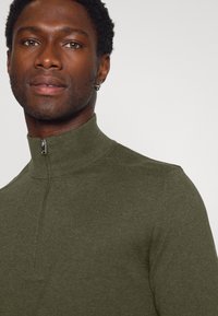 Selected Homme SLHBERG HALF ZIP  - Stickad tröja - forest night melange