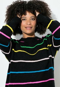 Schwarzer Strickpullover mit vertikalen Streifen in einem Design aus Pink, Gelb, Grün und Blau. Strukturierter Stoff mit Rundhalsausschnitt und langen Ärmeln.
