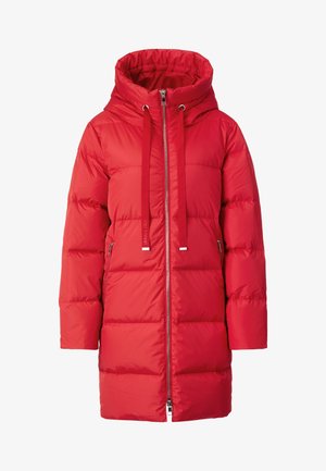 Cappotto lungo trapuntato rosso con collo alto, cappuccio, zip frontale, cordini regolabili e tasche laterali con cerniera.