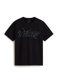 Sort kortærmet T-shirt lavet af bomuld, med et stort gråt grafiklogo på forsiden, der har stiliseret tekst og accenter.